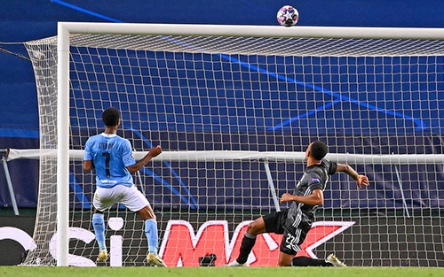 Man City 1-3 Lyon: Sterling bỏ lỡ không tưởng từ cự ly 5m, trước gôn trống