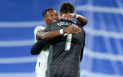 Real Madrid 2-0 Atletico: Courtois và Vinicius Jr rực sáng, Real Madrid xây chắc ngôi đầu
