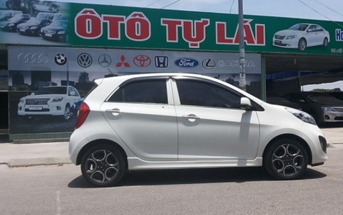 Giá thuê ô tô tự lái dịp nghỉ lễ 30/4, 1/5 tăng 60% so với ngày thường