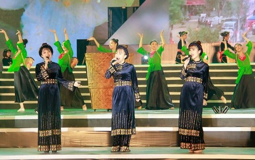 NSND Thái Bảo, NSƯT Quốc Hưng hát mừng sinh nhật Bác