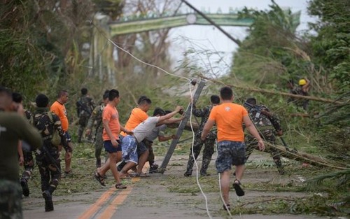 Hình ảnh siêu bão Mangkhut cầy nát Philippines với sức gió hủy diệt