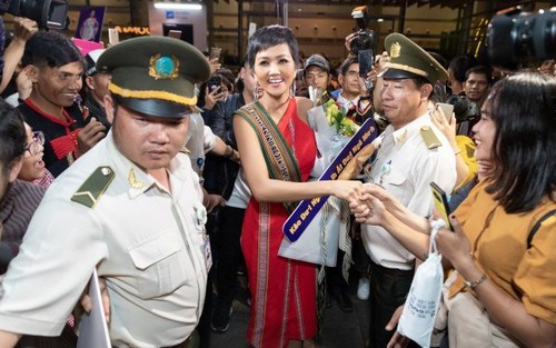 H’Hen Niê xúc động khi được nhận vương miện tại quê nhà