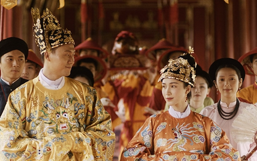 MV ‘Không thể cùng nhau suốt kiếp’ của Hòa Minzy kể về mối tình bi kịch của Nam Phương Hoàng hậu