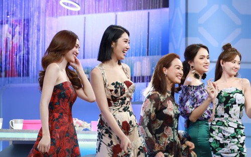 NSND Lê Khanh cùng Hari Won, Lan Ngọc, Thúy Ngân, Hương Giang bàn về 'Chị em chúng mình'