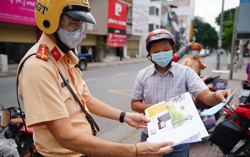 Cảnh sát giao thông bắt đối tượng sử dụng giấy tờ Quân đội giả để qua chốt kiểm soát