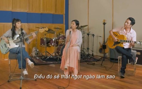 'Thần tượng đối thần tượng': Mỹ Anh đánh đàn bass, hát cùng bố mẹ tại nhà
