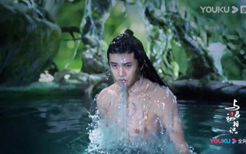 Nhậm Gia Luân bị nghi mặc đạo cụ khoe cơ bắp giả ở trailer 'Ngự Giao Ký'