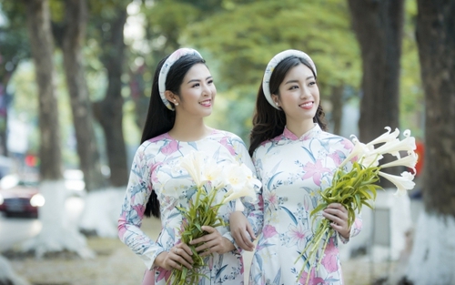 Ngọc Hân - Mỹ Linh ‘đọ sắc’ trong áo dài họa tiết hoa loa kèn