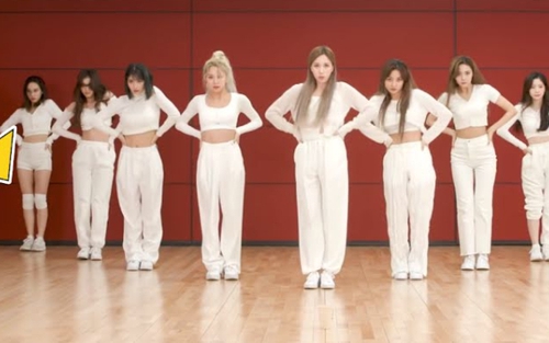 7 lần Nayeon khiến dân tình ngã ngửa vì mặc sai dresscode của TWICE