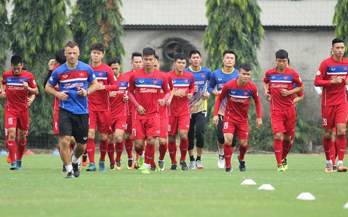 Văn Hậu khiến trọng tài ác cảm, FIFA ấn tượng với sự thăng tiến của Việt Nam