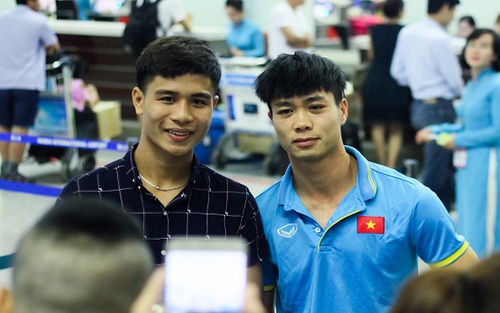 Công Phượng bị người hâm mộ vây kín tại sân bay, U22 Việt Nam đến Hàn Quốc luyện quân