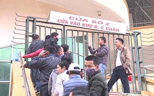 VIDEO: Người hâm mộ xếp hàng dài mua vé xem tuyển Việt Nam đấu U22