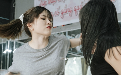 Thiều Bảo Trâm đầy thương tích trong MV comeback