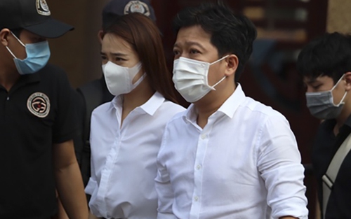Vợ chồng Trường Giang - Nhã Phương lặng lẽ viếng nghệ sĩ Chí Tài, Lan Ngọc, Ngô Kiến Huy phải xếp hàng