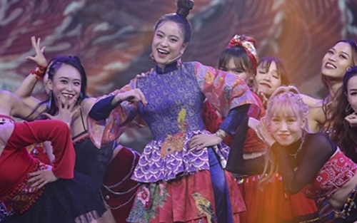 Hoàng Thùy Linh, Wowy rực rỡ trên sân khấu ‘Tết tân thời’