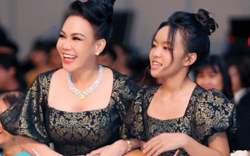 Việt Hương xúc động nghe chồng hát tặng trong live concert