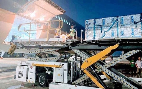 Vietnam Airlines hoàn thành chuyến bay chở vaccine có hành trình dài nhất