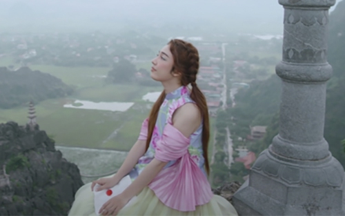 Tân binh làng nhạc chào sân với MV ‘Chàng trai sơ mi hồng’