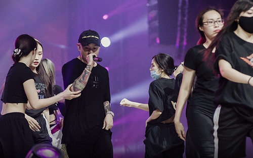 Binz bảnh bao bên vũ công, 16 Typh ‘phóng’ mô-tô ở concert ‘Rap Việt’