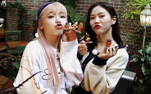 Kaity Nguyễn, S.T Sơn Thạch giao lưu nhóm nhạc Hàn Oh My Girl, Momoland