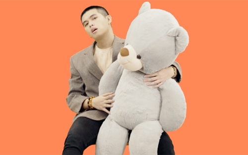 Đạo diễn ‘Nàng thơ’ tung MV ‘Chỉ mình anh lẻ loi’