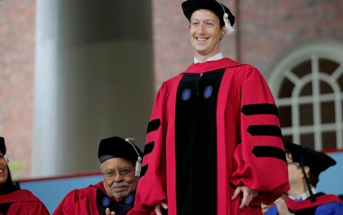 Bỏ học hơn chục năm, cuối cùng Mark Zuckerberg cũng lấy xong bằng Harvard