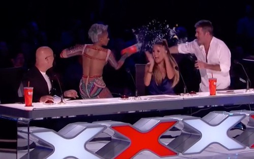 VIDEO: Mel B của Spice Girls hắt nước vào Simon Cowell vì đùa chuyện đêm tân hôn