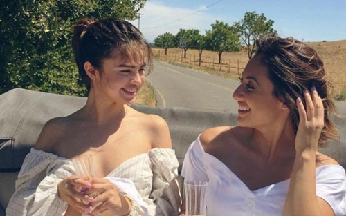 Selena Gomez tươi tắn xuất hiện sau khi ghép thận của bạn thân