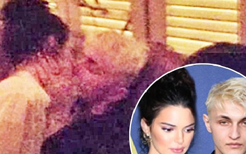 Kendall Jenner 'khóa môi' say đắm cậu em trai thua tuổi của bạn thân Gigi Hadid