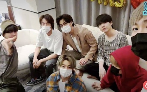 Vừa hết Grammy, BTS đã livestream gặp fan nhưng thần sắc mệt mỏi