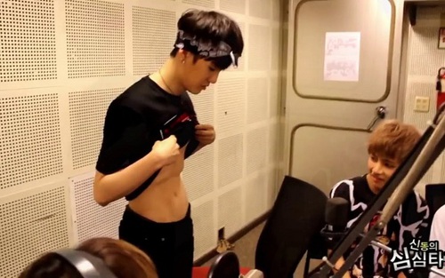 Suga khoe cơ bụng 'siêu năng lực', BTS cũng chắng kém cạnh
