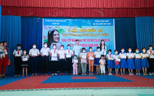 Á hậu Kim Duyên dùng tiền thưởng trao tặng học bổng cho trẻ em nghèo