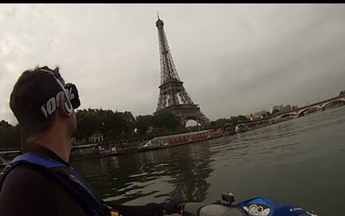 VIDEO: Mưa xối xả làm ngập cả tàu điện ngầm Paris