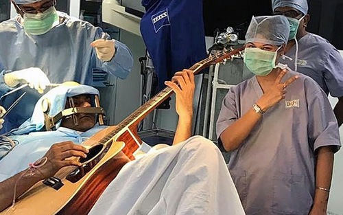 Không kém Quan Công: bệnh nhân Ấn Độ chơi guitar khi mổ não (VIDEO)