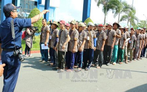 Tàu Cảnh sát biển đưa 695 ngư dân từ Indonesia trở về