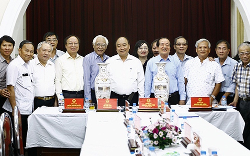 Thủ tướng Nguyễn Xuân Phúc: Văn nghệ sỹ Việt Nam một lòng theo Đảng, theo cách mạng