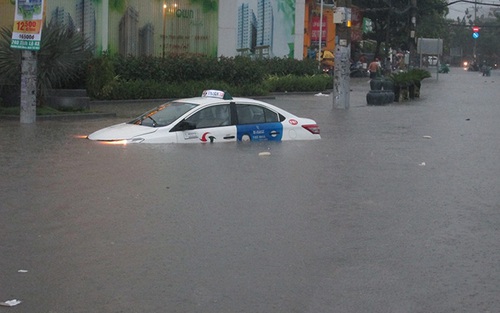 Thành phố Hồ Chí Minh nhiều nơi còn ngập nặng, cửa hàng sửa xe quá tải