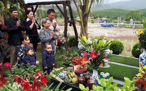 Tảo mộ cuối năm trước khi soạn mâm cơm Tất niên ngày 30 Tết