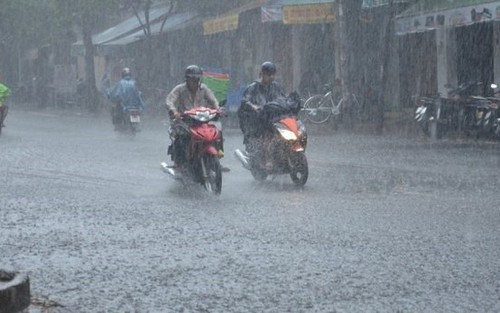 Dự báo thời tiết: Vùng áp thấp gây mưa lớn, dông mạnh trên Biển Đông và đất liền