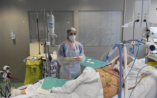 Số ca mắc Covid-19 tăng cao, châu Âu lo lắng trước Giáng sinh