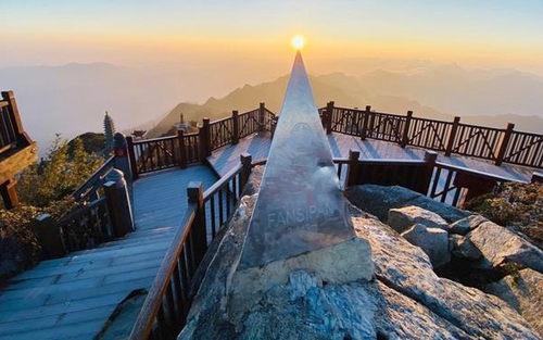 Ngắm đỉnh Fansipan phủ trắng sương muối