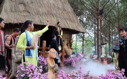 Không gian văn hóa đặc sắc trình diễn áo dài và thổ cẩm Tây Nguyên
