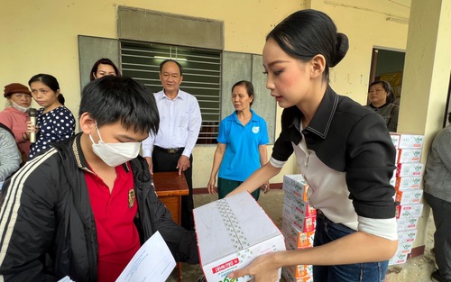 Hoa hậu Bảo Ngọc bật khóc trong chuyến thăm bà con miền Trung