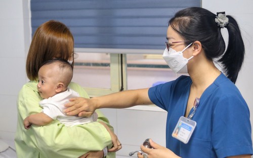 Hà Nội: Bệnh nhi nhập viện tăng mạnh, chuyên gia hướng dẫn tránh biến chứng