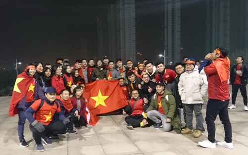 CĐV Việt Nam ở Trung Quốc lặn lội 300km tiếp sức cho U23 Việt Nam