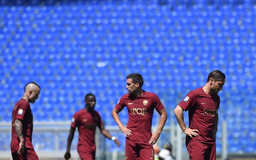 TIẾT LỘ: De Rossi, Salah và Nainggolan bị dọa treo cổ khi Roma thua Lazio ở trận derby