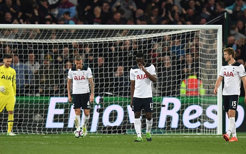 Bất ngờ thua West Ham, Tottenham tự tay 'dâng' cúp cho Chelsea