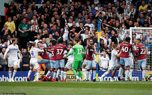 6 phút điên rồ ở hạng Nhất Anh: Ghi bàn thiếu fair-play, thẻ đỏ và bàn thua tự nguyện