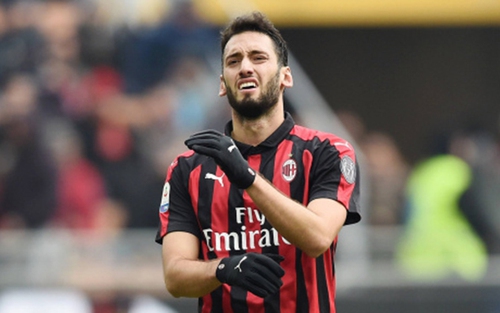 Tin bóng đá MU 3/11: MU từ bỏ Calhanoglu. MU quyết tâm chiêu mộ Upamecano và Alaba