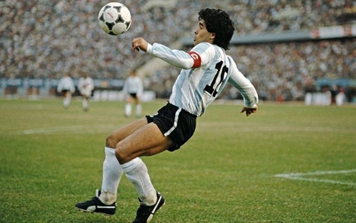 Maradona qua đời: Pele hẹn chơi bóng trên thiên đàng. Napoli đổi tên sân tri ân huyền thoại